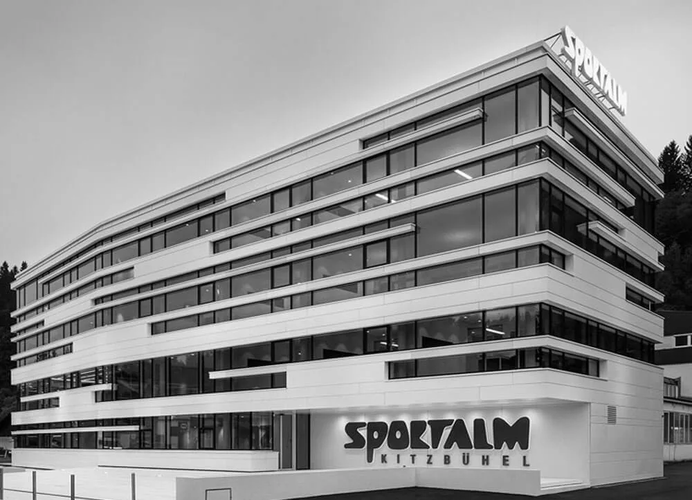 Das Gebäude der Sportalm in Kitzbühel, schwarz-weiß